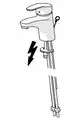 Einhebelmischer in Chromoptik von HANSA, mit einem ergonomischen Hebel für die Steuerung des Wasserflusses, verbunden durch Kupferrohre.